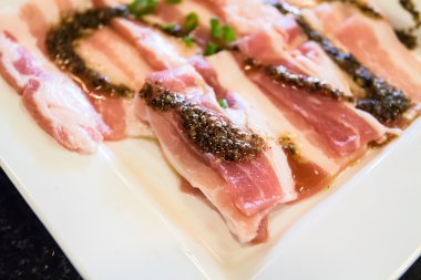 ham dilimlenmiş domuz