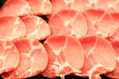 ham dilimlenmiş domuz