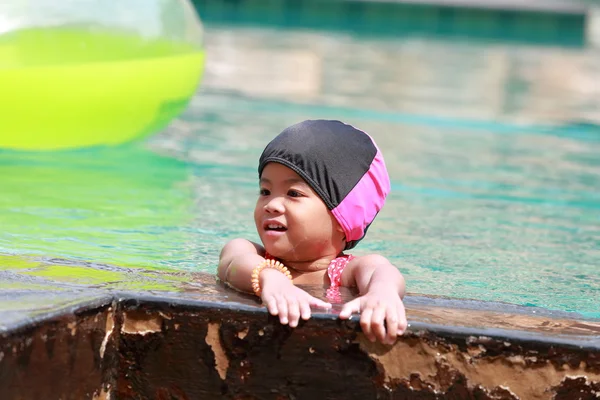 Asian baby girl in swimming pool — Stock Photo, Image