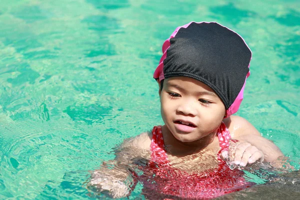 Asian baby girl playing in swimming pool — Stock Photo, Image