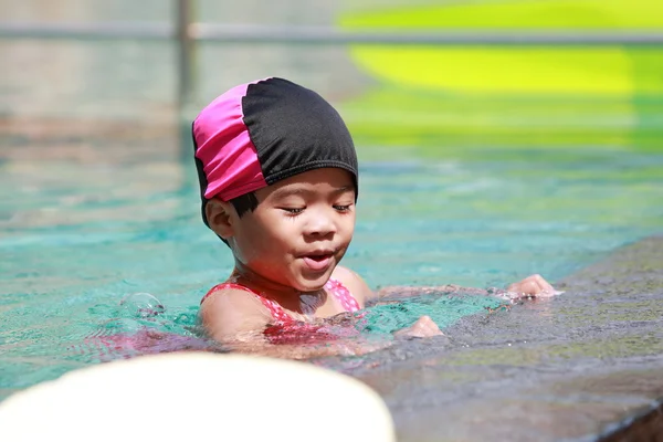 Asiática bebé niña jugando en piscina —  Fotos de Stock
