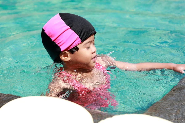 亚洲宝贝女孩在游泳池里玩 — 图库照片