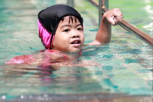 Ásia bebê menina jogar no piscina — Fotografia de Stock