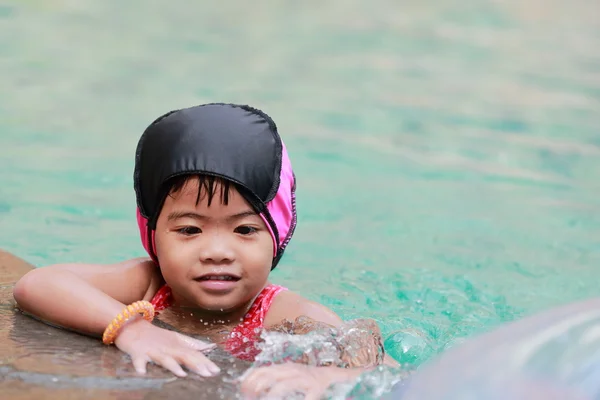 Ásia bebê menina jogar no piscina — Fotografia de Stock