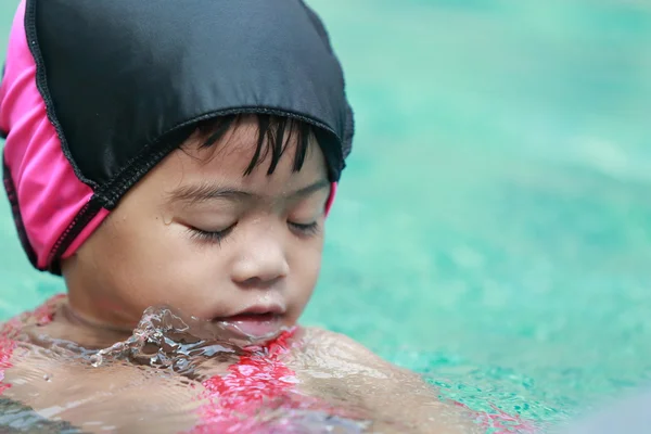 Asian baby girl playing in swimming pool — Stock Photo, Image