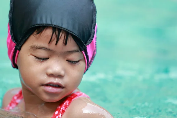 Asiática bebé niña jugando en piscina —  Fotos de Stock