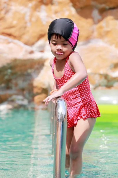 Asiática bebé niña jugando en piscina — Foto de Stock