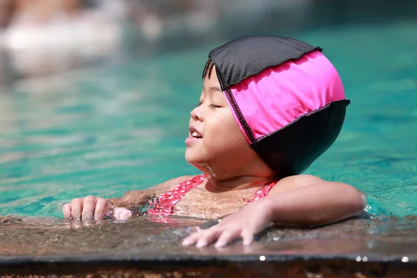 Asiatico bambino ragazza giocare in piscina — Foto Stock