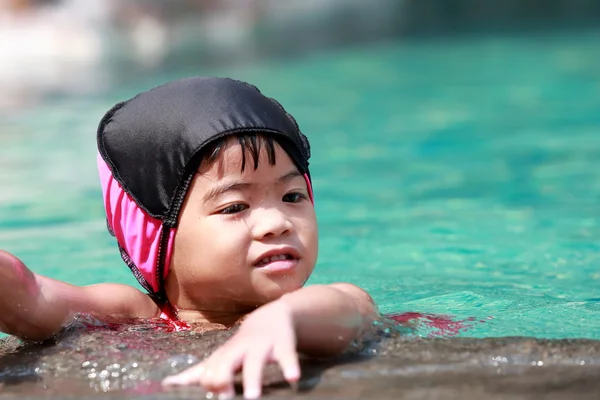 Asian baby girl playing in swimming pool — Stock Photo, Image