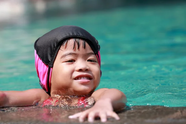 Asiática bebé niña jugando en piscina —  Fotos de Stock