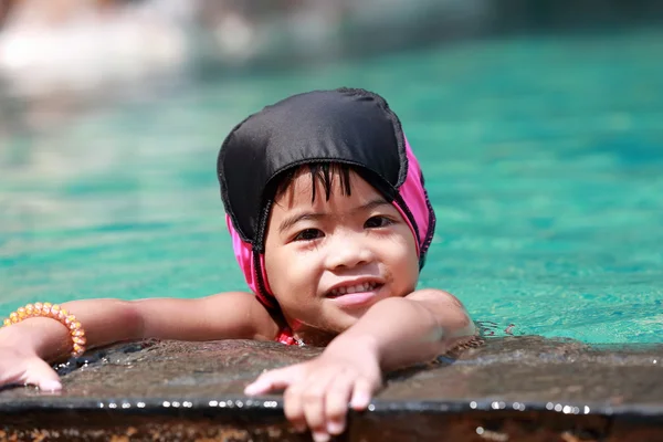 Ásia bebê menina jogar no piscina — Fotografia de Stock