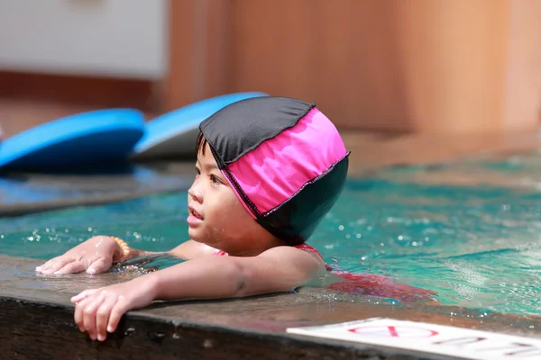 Ásia bebê menina jogar no piscina — Fotografia de Stock