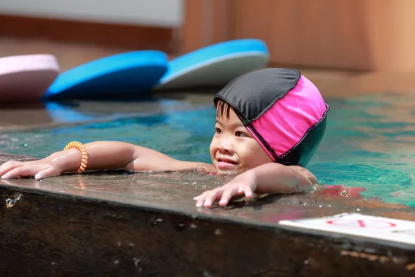 Asian baby girl playing in swimming pool — Stock Photo, Image