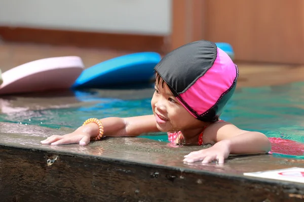 Asiática bebé niña jugando en piscina —  Fotos de Stock