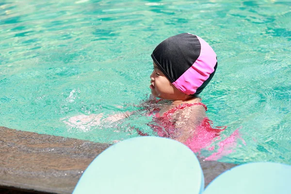 Asiatico bambino ragazza giocare in piscina — Foto Stock