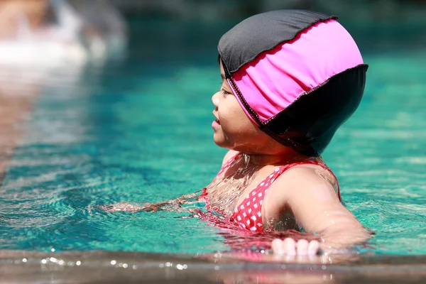 Ásia bebê menina jogar no piscina — Fotografia de Stock