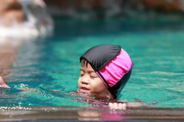 Asian baby girl playing in swimming pool — Stock Photo, Image