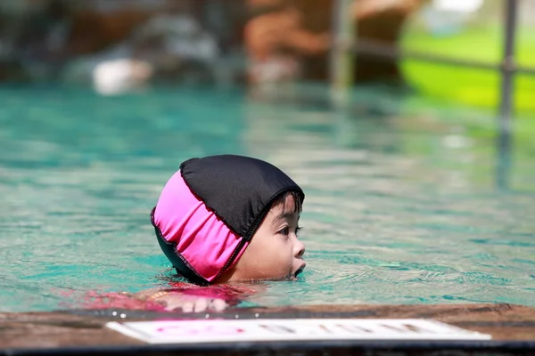 Asian baby girl playing in swimming pool — Stock Photo, Image