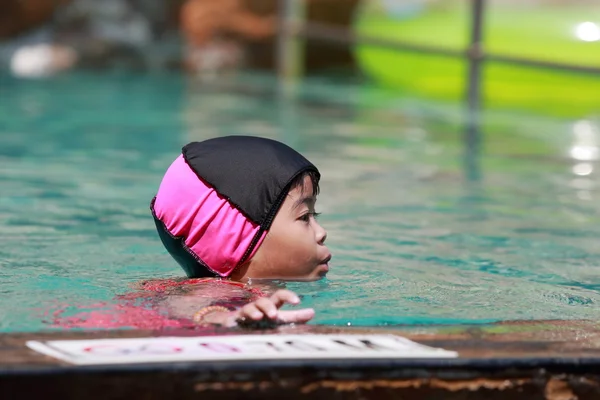 Ásia bebê menina jogar no piscina — Fotografia de Stock