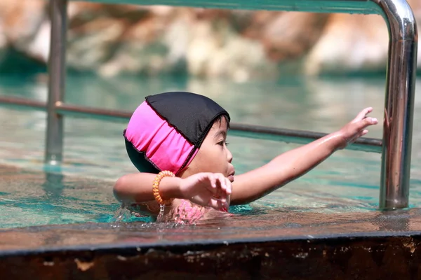 Asiática bebé niña jugando en piscina —  Fotos de Stock