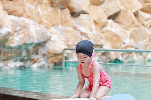 Asian baby girl playing in swimming pool — Stock Photo, Image