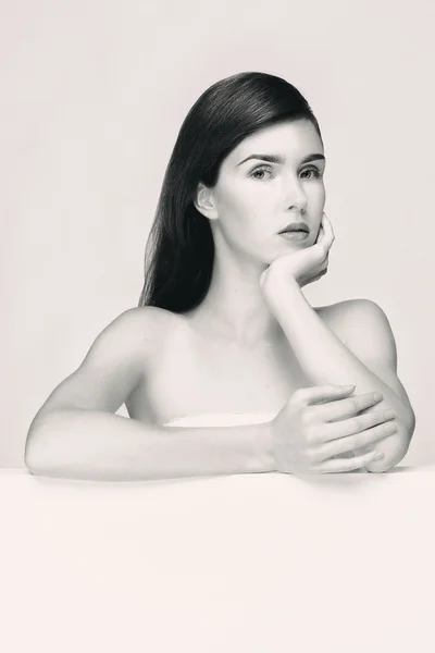 Retrato en blanco y negro de una mujer . — Foto de Stock