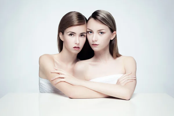 iki kadın çıplak portresi.