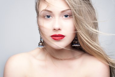 Kırmızı dudaklar ile sarışın.