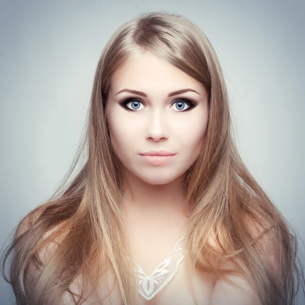 Porträt der Blondine mit blauen Augen. — Stockfoto