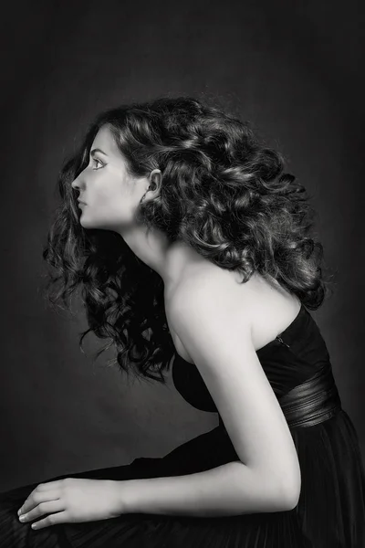 Genç bir kadın koyu arka plan üzerinde sanat fotoğrafı.