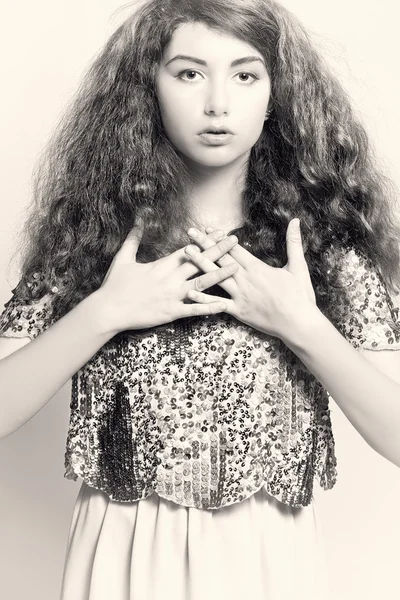 Achromatic portrait of a young girl in glamorous clothes. — Stock Photo, Image