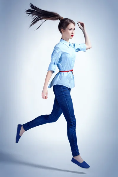 Glamour bir atlama kız portresi.