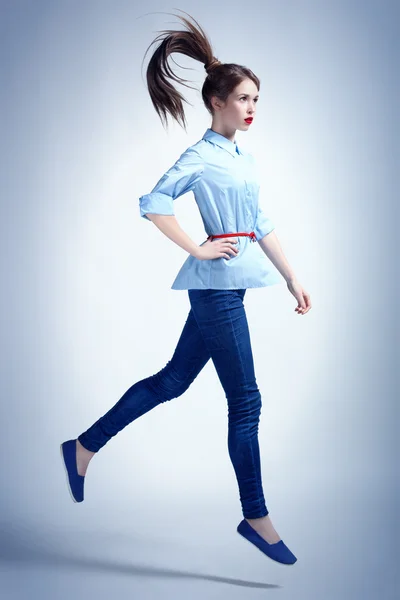 Glamour bir atlama kız portresi.