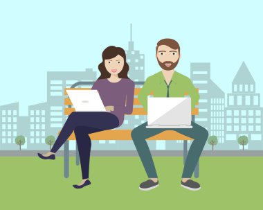 Kadın ve erkek dizüstü bilgisayar kullanıyor