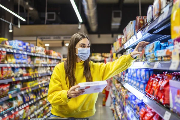 Mulher Preparando Para Pandemia Vírus Patógeno Espalhou Quarentena Escolhendo Alimentos — Fotografia de Stock