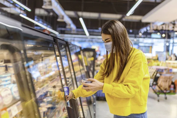 Mulher Usando Máscara Facial Comprando Supermarket Panic Compras Durante Coronavirus — Fotografia de Stock