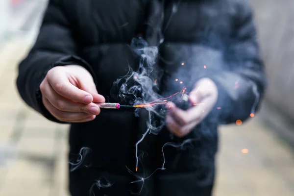 Petardo Una Mano Chico Sosteniendo Petardo Ardiente Mano Niño Con — Foto de Stock