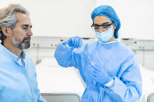 Homem Maduro Recebendo Teste Pcr Para Coronavírus Durante Consulta Consultório — Fotografia de Stock