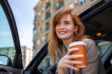 Arabada Kahve İçen Kızıl Saçlı Mutlu Kadın, Sabahın İçkisini İçen Genç Kadın Sürücü, Arabasında Kahve İçen Güzel Zencefil Kız, Modern Yaşam Tarzı ve İşe Dönüş.