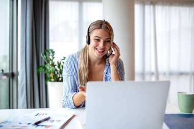 Uzaktan Hizmet ve İletişim için Parlak İçişleri Ofisi 'ndeki dizüstü bilgisayarla Kulaklık ile Profesyonel Müşteri Destek Temsilcisi