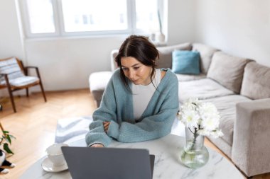 Çevrimiçi Eğitim ve Uzaktan Öğrenme Konsepti. Modern İçişlerinde Sanal Eğitim ya da Akademik Çalışmalar İçin Dizüstü Bilgisayar Kullanan Odaklı Genç Kadın. Dijital Bağlantı ve Bilgi Büyümesi.