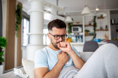 Solunum Enfeksiyonu Konsepti 'nden dolayı öksüren adam. Hasta Erkek Kendini iyi hissetmiyor ve Soğuk ya da Virüs 'ten muzdarip. Göğüs Ağrısı, Bronşit ve Akciğer Sağlığı Sağlığı Konsepti.