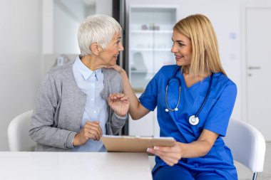 Tıbbi Danışmanlık Sırasındaki Kıdemli Hastayı Rahatlatan Profesyonel Kadın Doktor, Hastanede Yaşlılara Sağlık Planını Açıklayan Uygulayıcı, Klinik Hasta Bakımı ve Güvencesi