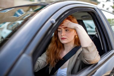 Stresli kızılderili iş kadını şehir içi trafiğinde sıkıştı. Yorgun ve bitkin hissediyor. Arabasında oturup iş yorgunluğunu ve şehir hayatının akli dengesini temsil ediyor.