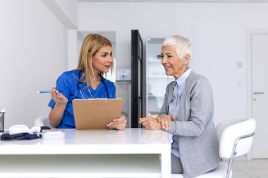 Kadın Doktor Kıdemli Hasta Kullanım Panosuna Tıbbi Sonuçları Açıklıyor, Profesyonel Sağlık Uygulaması Hastanede Yaşlı Kadın Danışmanlık, Klinik Teşhis Tartışması