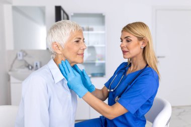 Kıdemli Hasta Boyun ve Lenf Düğümleri, Yaşlı Kadın için Profesyonel Tiroid Muayenesi, Tıp Kliniğinde Önleyici Sağlık.