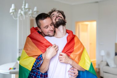 Gökkuşağı Gururlu Romantik Gay Çifti. Arkadan Gözler Kapalı Adam Kucaklaşma Ortağı. LGBTQ Sevgi, Barış ve Kabul Konsepti. Modern İçişlerinde Gurur Ayını Kutlayan İki Adam.