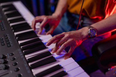 Neon Lighting 'de Sentezleyici Klavye Çalan Müzisyen Elleri' ni kapatın. Artist Producing Music in Home Studio, Recording Audio with Professional Equuments. Yaratıcı Sanatlar ve Hobi Konsepti.