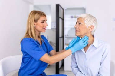 Kıdemli Hastaya Uzman Boyun Uygulaması, Yaşlı Kadın Tiroid ve Bezlerini Kontrol Etme, Klinikte Sağlık Bakımı Teşhisi Muayenesi.