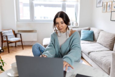 Modern İçişleri Bakanlığı 'nda dizüstü bilgisayarda çalışan Genç Profesyonel Kadın, Parlak Minimalist Çalışma Alanında İş Stratejisi ve Uzaktan Üretime Odaklanıyor.